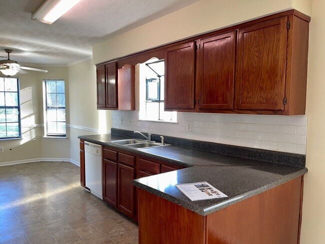 Building Photo - Spacious 3 Bed/2 Bath Ranch with Over 1800...