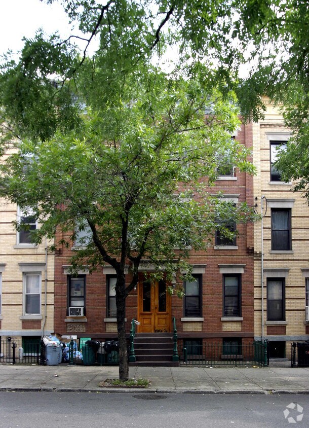 Foto del edificio - 1706 Gates Ave