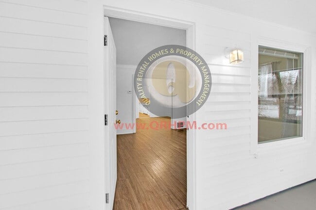 Building Photo - Available Now!! 4 bedroom, 2 Bath with a 2...