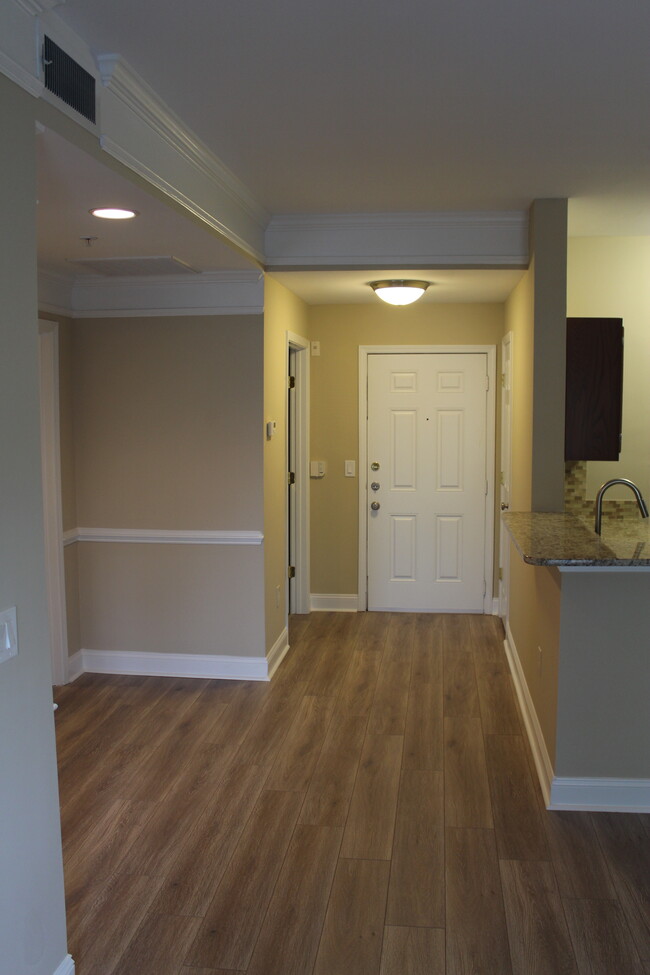 Building Photo - 2700 Pine Tree Rd NE