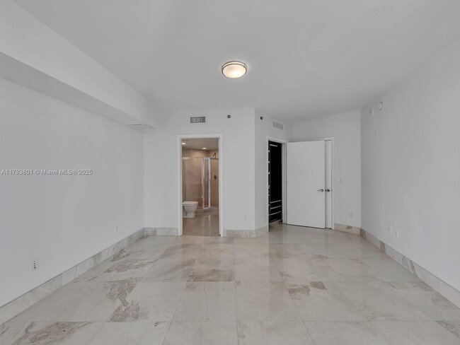 Building Photo - 475 Brickell Ave