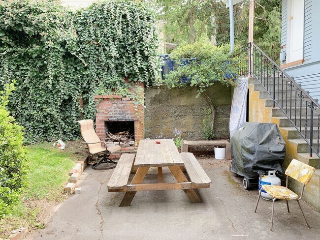 Building Photo - 1030 N Garden St