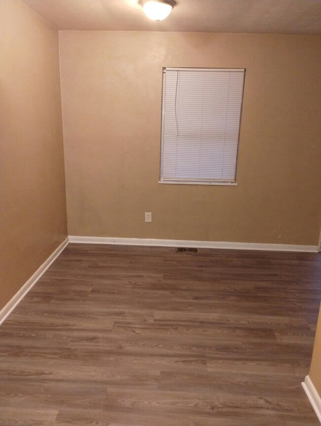 Building Photo - 2529 W Riverview Ave