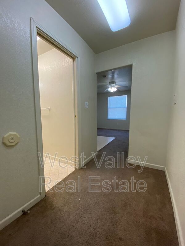 Building Photo - 218 4th St