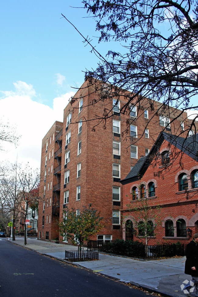 Building Photo - 245 Henry St