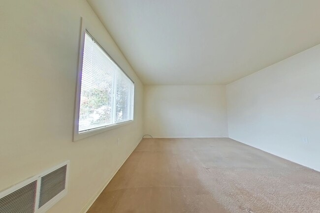 Building Photo - 1 Bedroom Apartment ~ Close to 9th St ~ Ca...