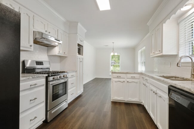 Building Photo - 7738 Menlo Dr