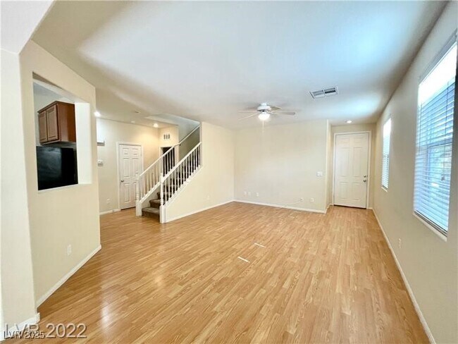 Foto del edificio - 10073 Pelham Park Ave