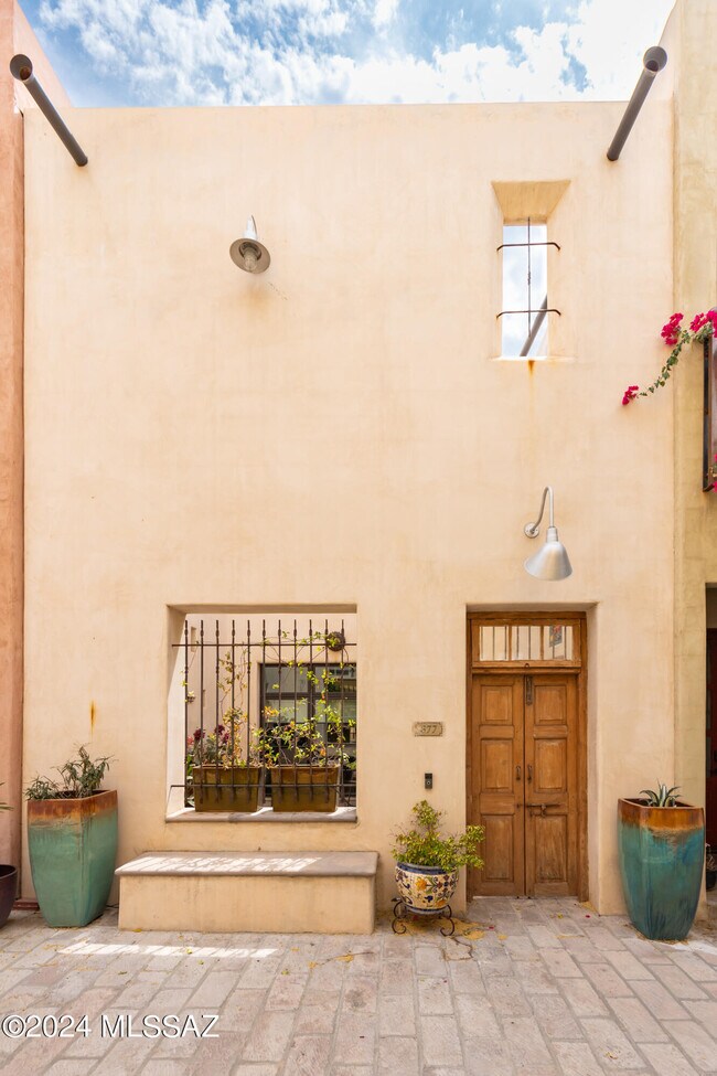 Building Photo - 877 W Calle de Los Higos