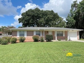 Building Photo - 11 Oak Ln