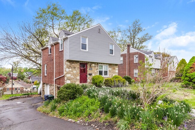 Building Photo - Charming 3-Bedroom Colonial in Glenside