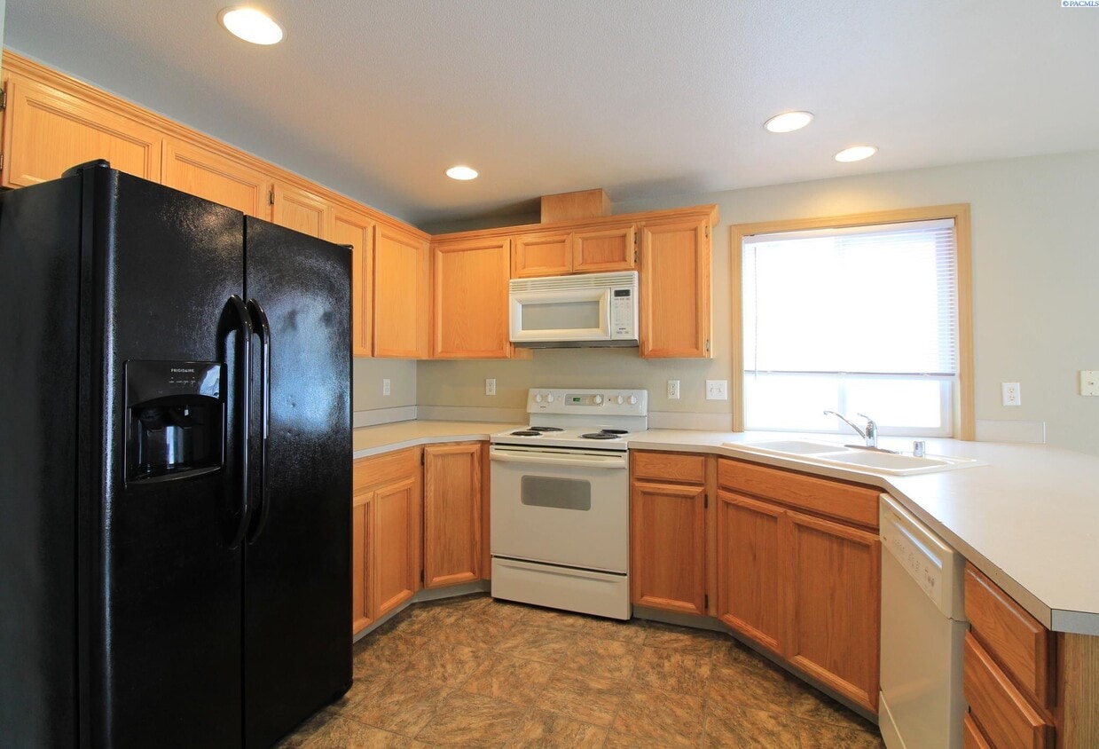 Primary Photo - 3 Bed/2 Bath Rambler in West Pasco