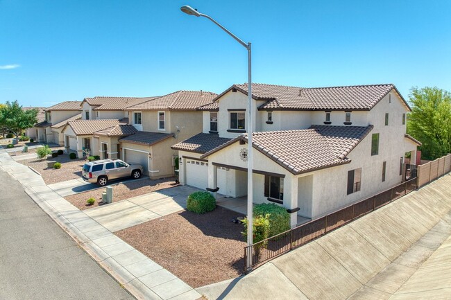 Building Photo - Large 5 Bedroom 3 bath