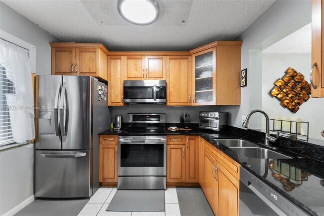 Foto del edificio - 8550 N Sherman Cir