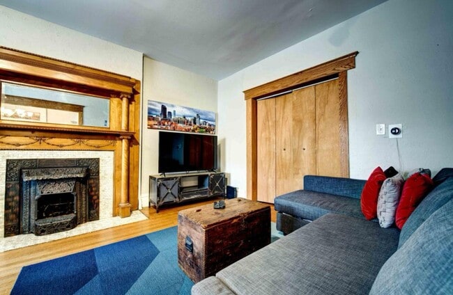 Building Photo - Beautiful two story unit with Victorian charm