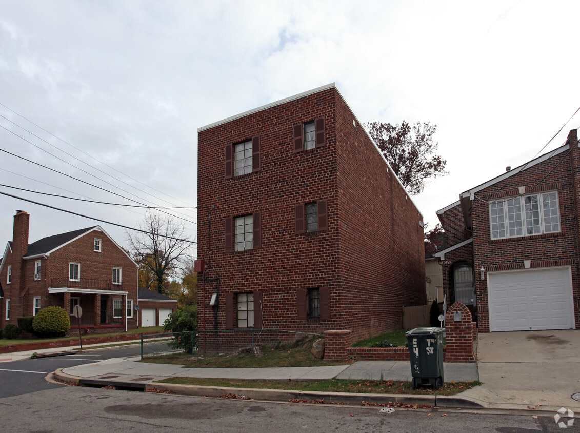 Building Photo - 4575 Kane Pl NE