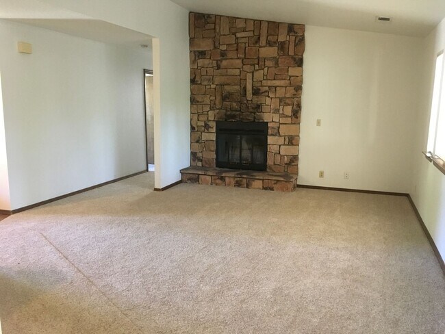Building Photo - Arroyo Manor 3 Bedroom- Large Fenced Yard!