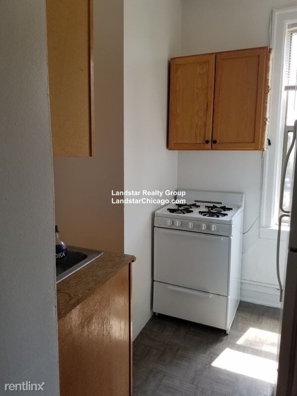 Building Photo - 1 br, 1 bath Apartment - 1367 W Estes Ave