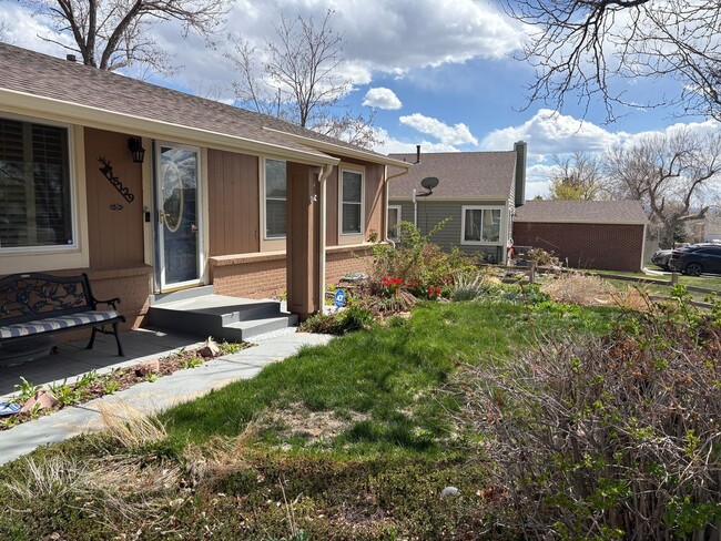 Foto del edificio - Charming 2BR House in Aurora (Utilities an...