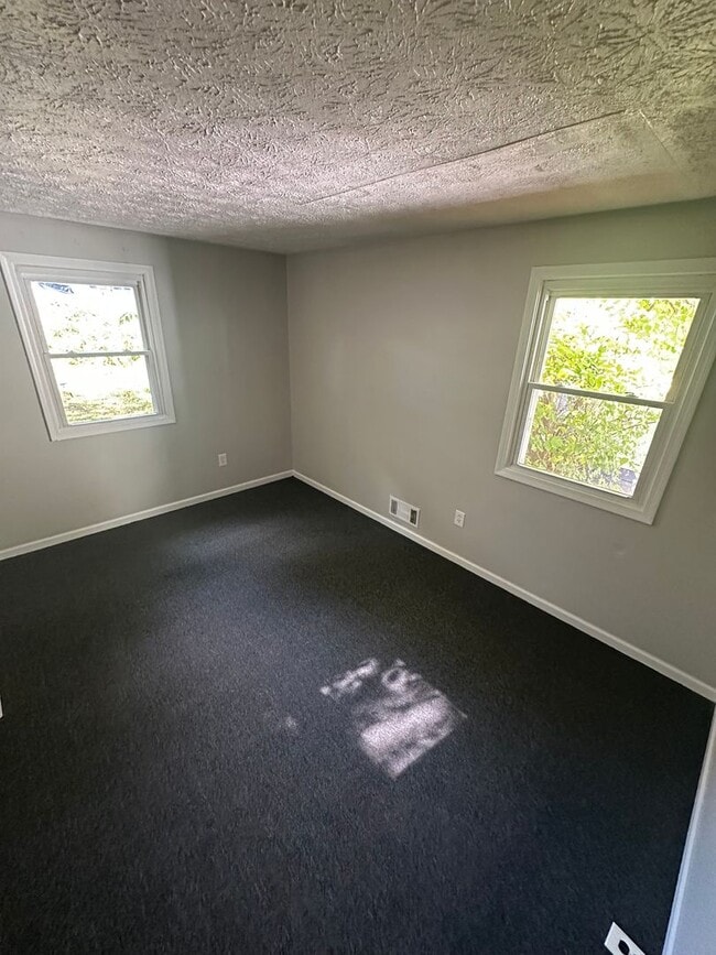 Building Photo - 35 Aurora St