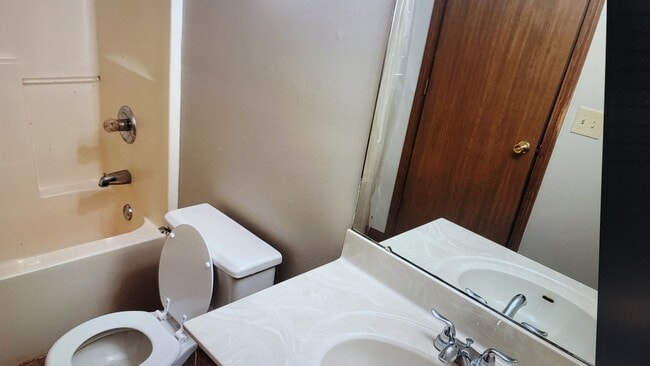 Building Photo - 132 Lauren circle apt C