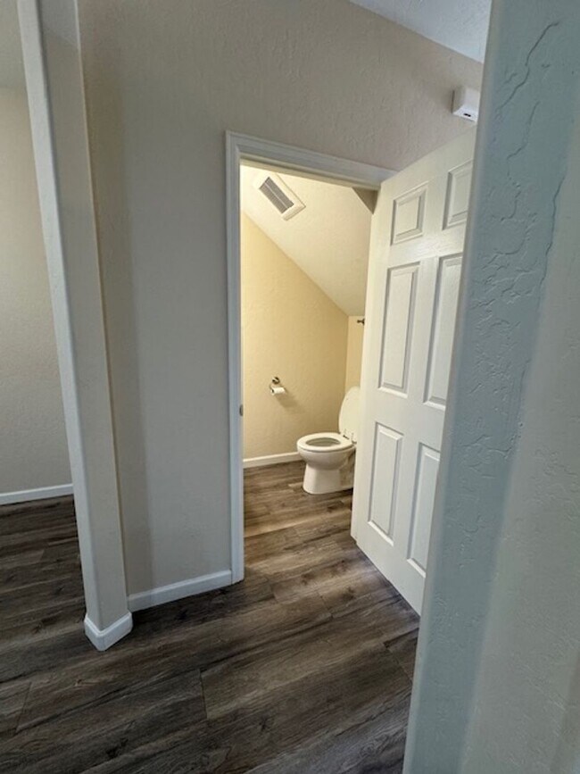 Foto del edificio - Modern 2-Story Townhome in Prime Mesa Mall Location!