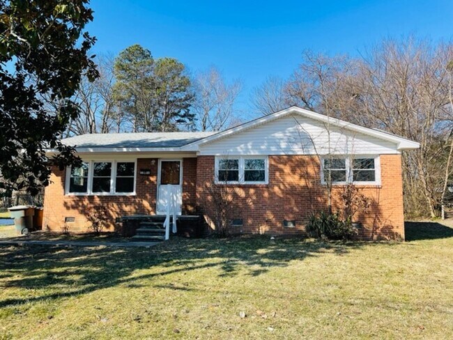 Building Photo - Spacious 3bd /2 ba house