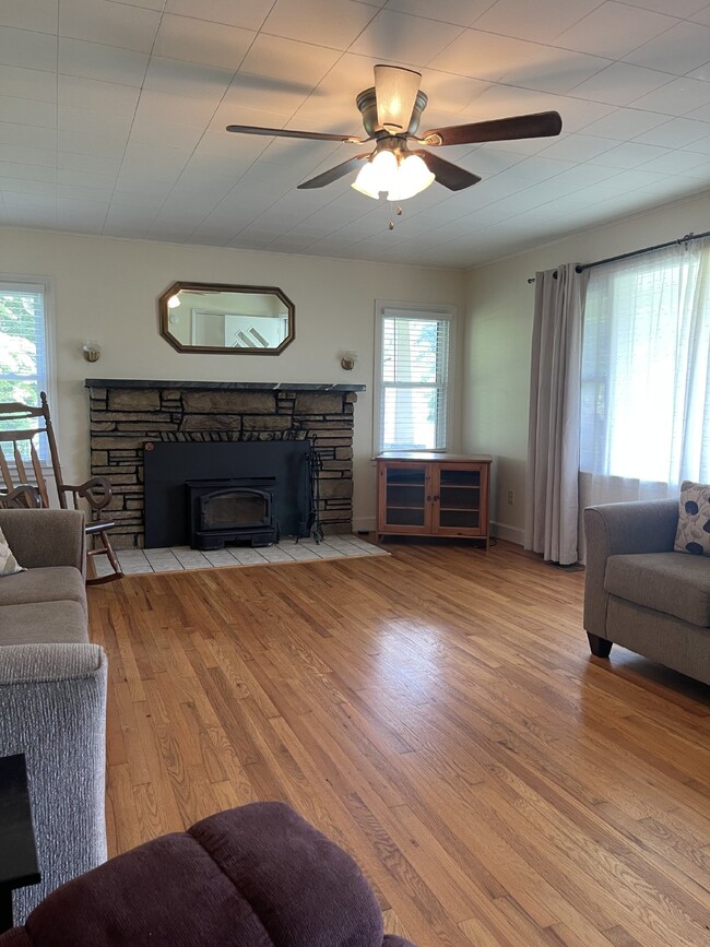 Foto del edificio - 3 bedroom, 2 bath 15 MINUTES  to Asheville...