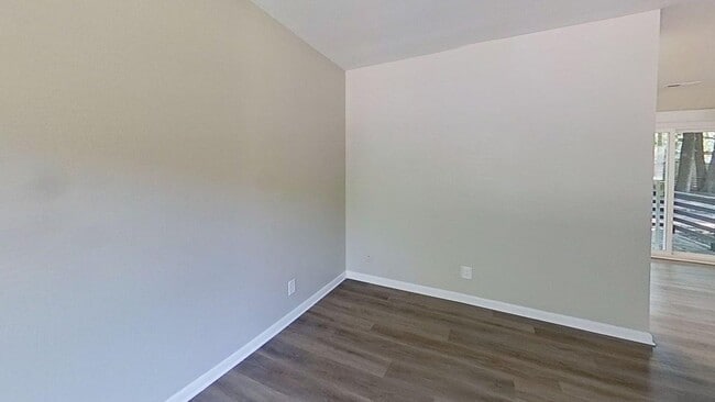 Building Photo - 3 bed / 1.5 bath ~ West Ashley Area, Move-...