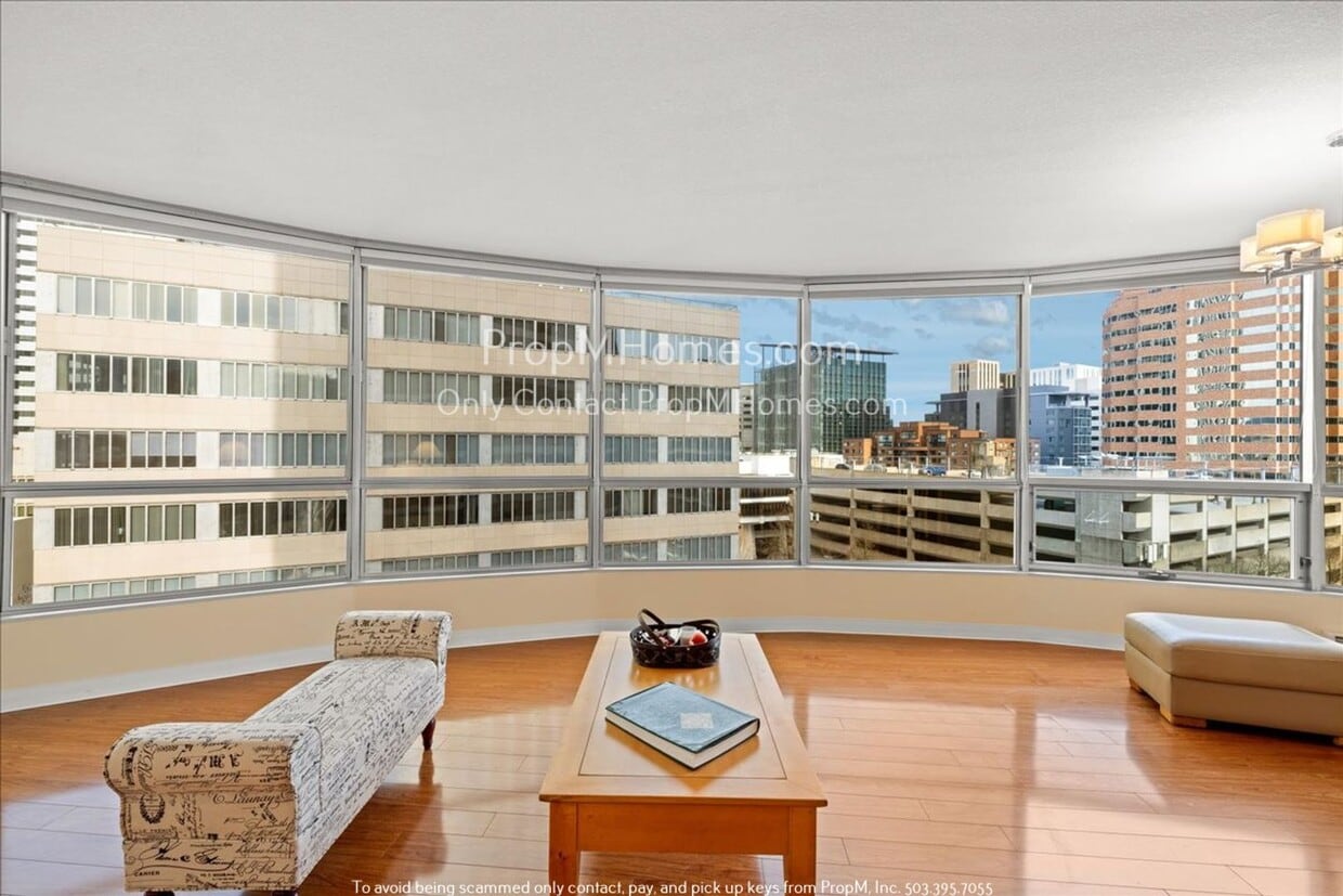 Primary Photo - Live Your Best Life on Fifth Avenue! Stunn...