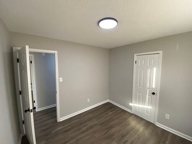 Building Photo - 3200 Northwynn Dr