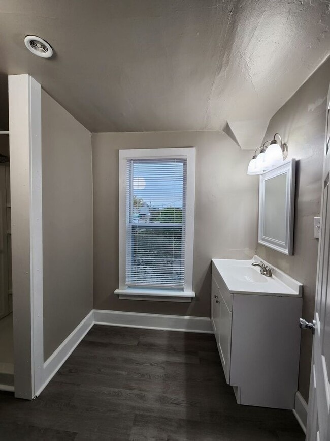 Foto del edificio - 702 S Commercial St