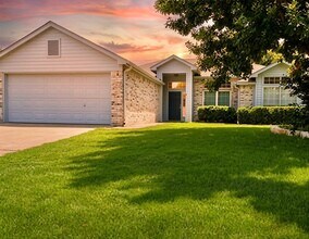 Building Photo - 2305 Stratford Dr