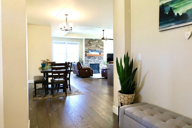 Building Photo - **Unfurnished** Single-level 3 BR-2BA  Home with Mountain Views