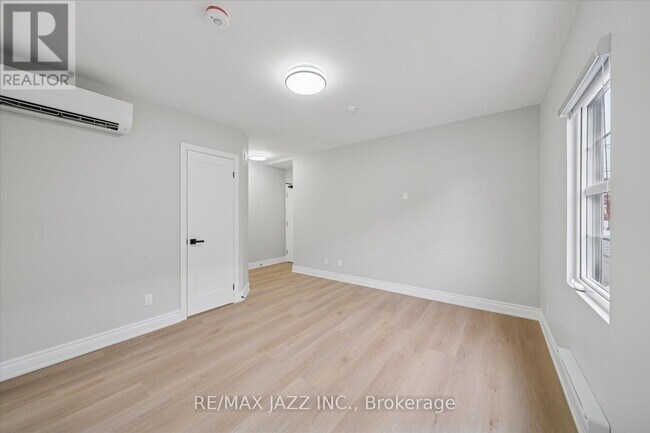 Photo du bâtiment - 251 Simcoe St S