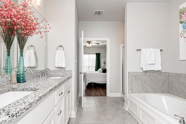 Foto del edificio - 2  Bedroom Townhome in a Gated Community