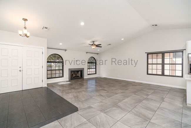 Building Photo - 1439 N La Rosa Dr