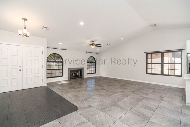 Foto del edificio - 1439 N La Rosa Dr