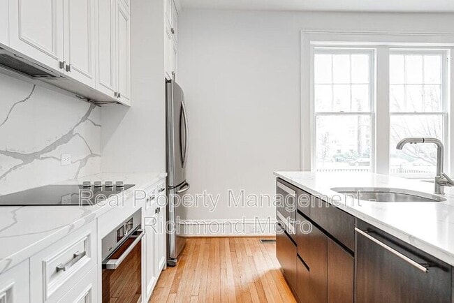 Building Photo - 2025 Monument Ave