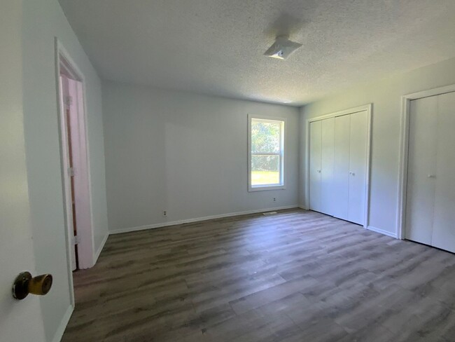 Building Photo - Super Cute 2bd 1ba Duplex