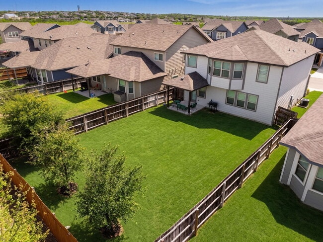 Foto del edificio - Room to Gather, Relax, and Enjoy Everyday Living