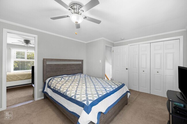 Foto del edificio - Elmhurst Three Bedroom Home with Fenced Yard and Detached Garage