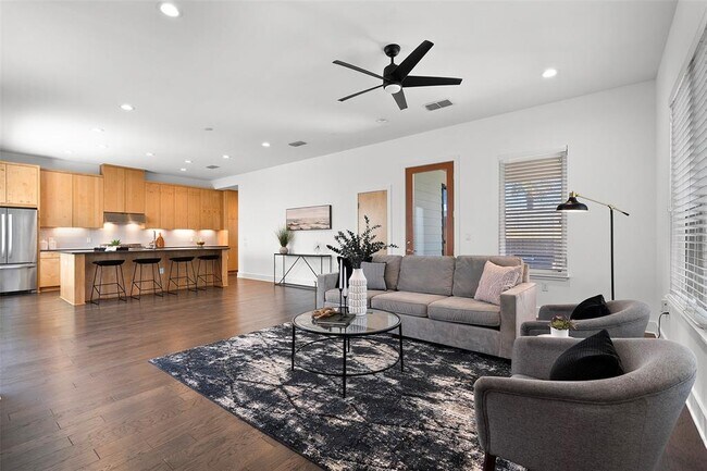 Foto del edificio - 7813 Mullen Dr