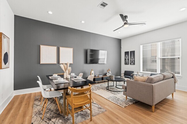 Foto del edificio - 5216 Green Pine Tree Dr