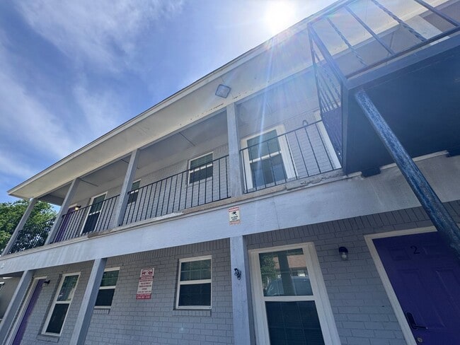 Building Photo - 901 Parmer Ave