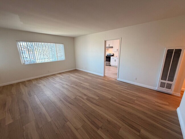 Foto del edificio - Completely Remodeled 2 Bed, 1 Bath in San Pedro w/ Garage Parking!
