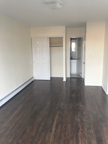 bedroom suite - 1125 Ovington Ave