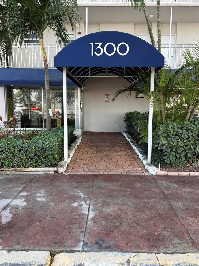 Building Photo - 1300 Lincoln Rd