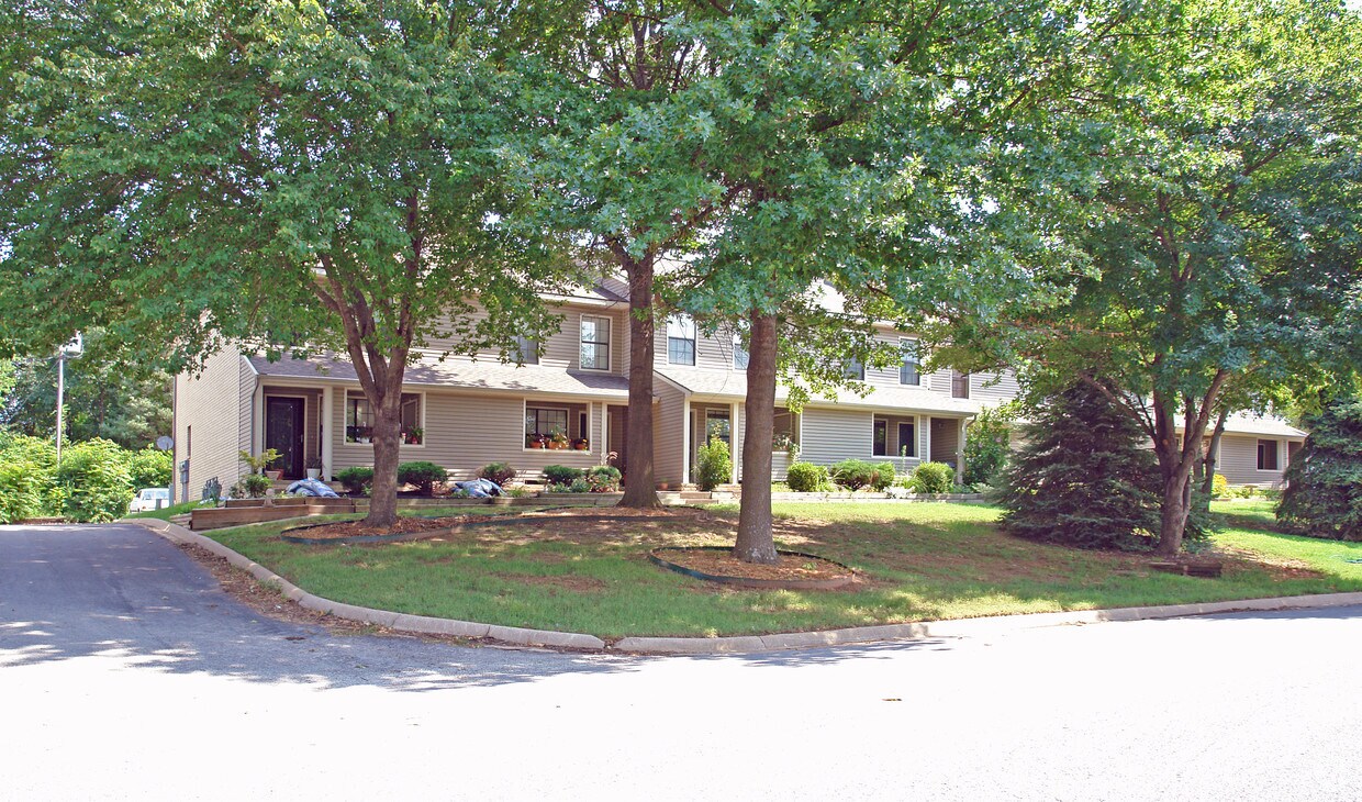 Primary Photo - 500 Fairway Cir