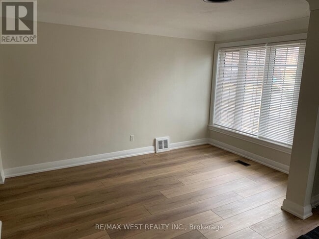 Building Photo - 430 Queen Mary Dr